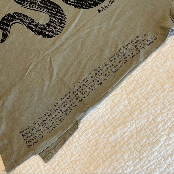 Taylor Swift Reputation Olive Green Snake Pocket Tee Medium - Picture 9 of 11
